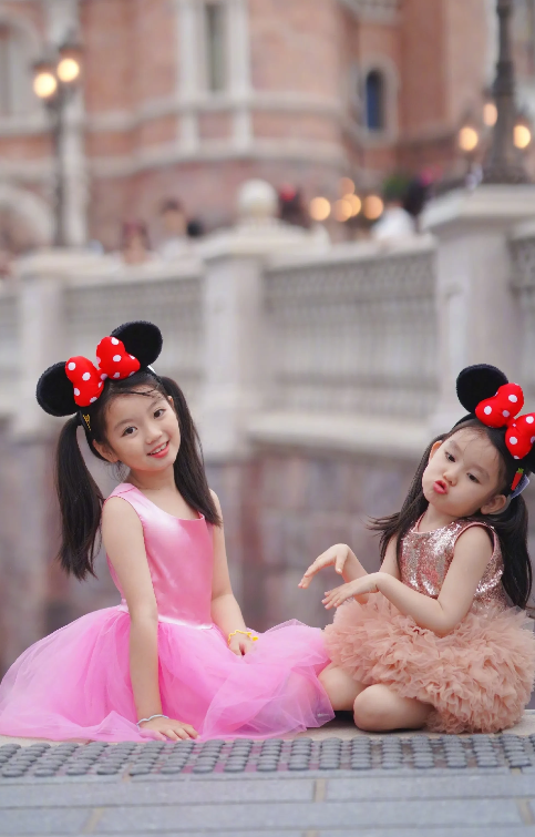 9歲阿拉蕾帶妹妹“出道”，穿公主裙戴同款迪士尼米老鼠發箍合影-圖1