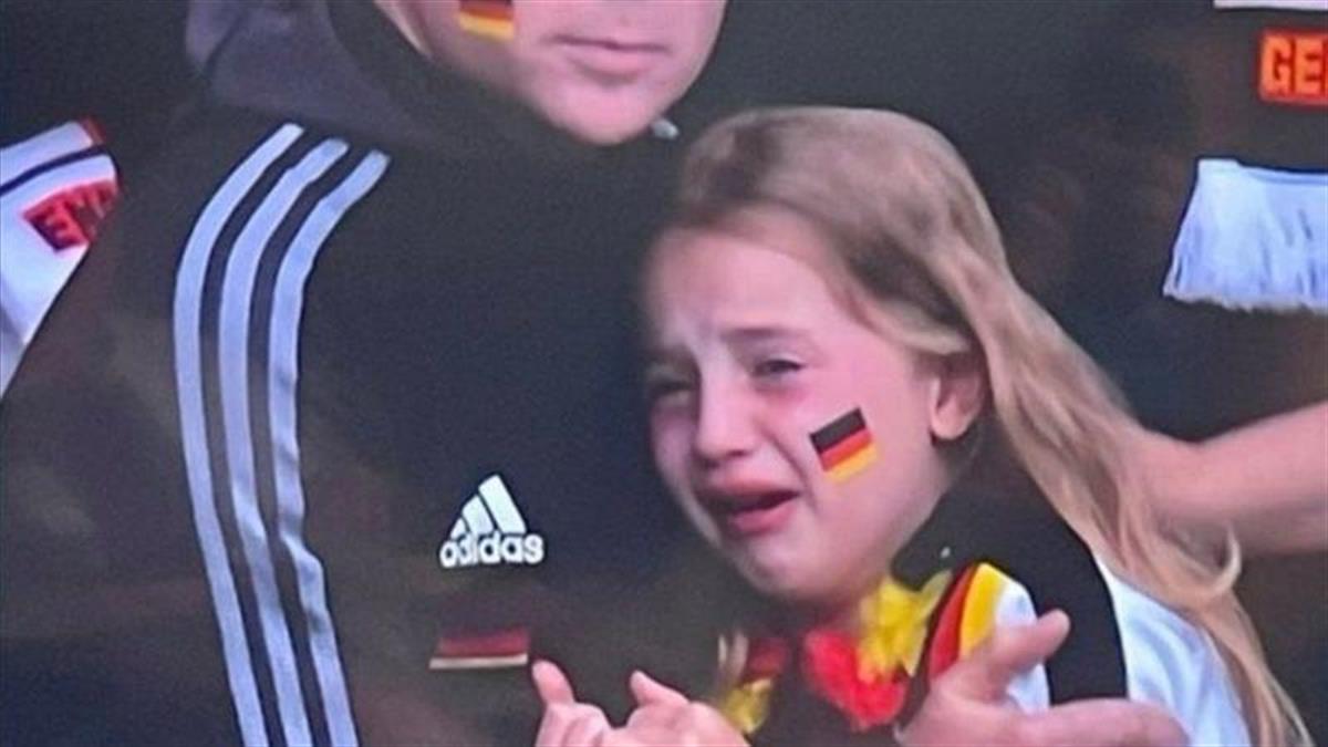 紳士風度呢? 德國小女孩為本國隊伍輸球哭泣卻被英國網友“網暴”-圖1