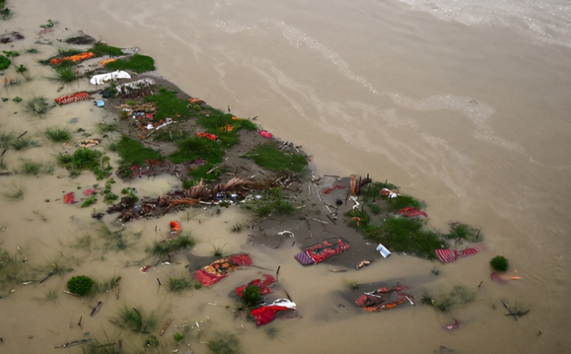 印度雨季到來，恒河水位上漲大量浮屍被沖上岸，現場畫面曝光令人心碎-圖1