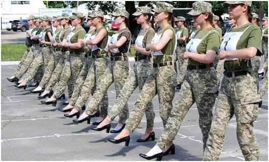 爭議大瞭！烏克蘭女兵穿高跟鞋為閱兵練正步，議員喊話政府公開道歉！-圖1