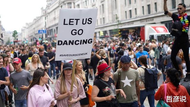 英國徹底亂套瞭，倫敦爆發示威遊行，萬人走上街頭抵制疫苗-圖1