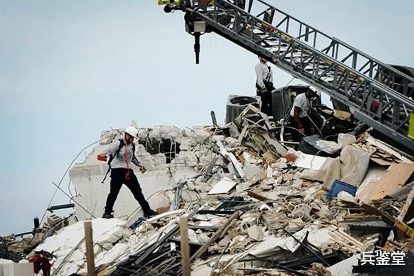 美國大樓坍塌一周，搜救人員愜意遛狗擺拍，網友迷惑：是在考古？-圖1