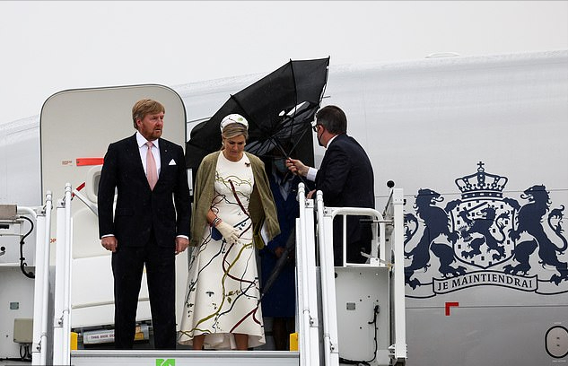 荷蘭王後訪問德國大翻車！遇大雨傘都刮破打翻，一身印花白裙好仙-圖1