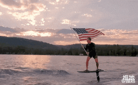 紮克伯格持國旗沖浪為美國“慶生”後續，遭社交媒體嘲笑，集體惡搞-圖1