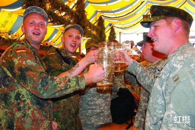德軍有多愛啤酒？阿富汗撤軍，22.5萬升酒還沒喝，派專機去運-圖1