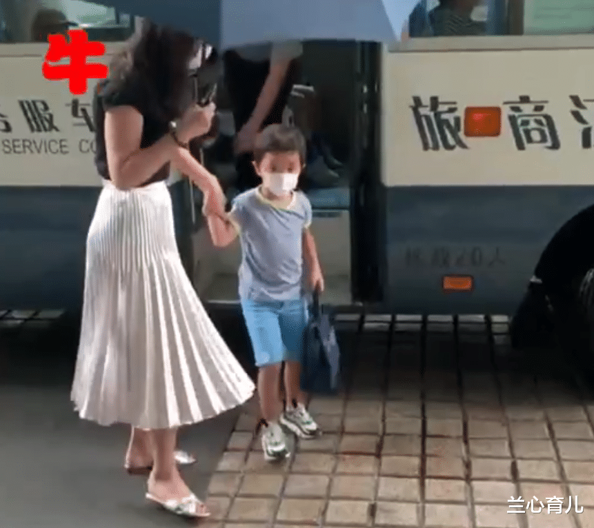 “媽媽，我要坐校車，不坐保時捷”，上海街頭一幕引人深思-圖1
