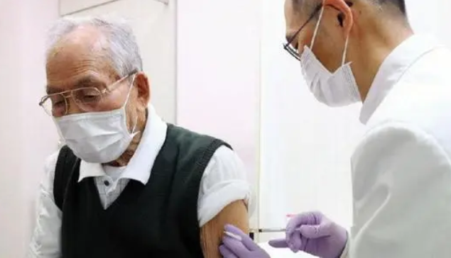 日本大爺打完輝瑞疫苗，還沒離開就倒地死亡，輝瑞：後果自負-圖1