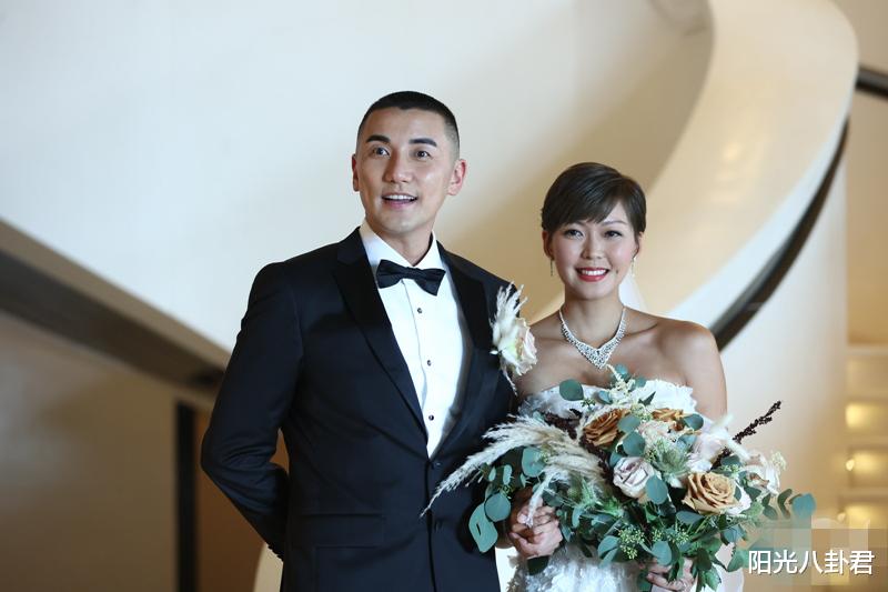 TVB男星洪永城迎雙喜臨門，婚禮上宣佈妻子懷孕四月，相戀三年在廁所求婚-圖1