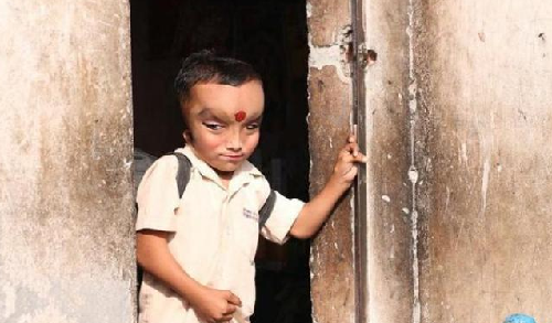 印度11歲男孩因撞臉象頭神走紅，被尊為神明轉世，連父母也要跪拜-圖1