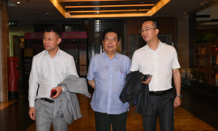 82歲李雙江現身飯局被拍！滿頭黑發肚腩突出，用兩萬元手機好闊氣-圖1