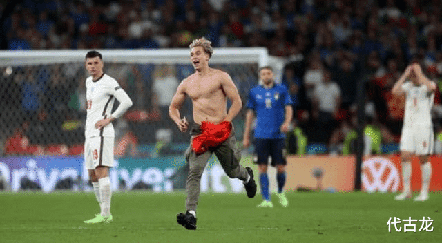 想火！6塊腹肌男闖進歐洲杯決賽，身份曝光：某偶像組合歌手-圖1