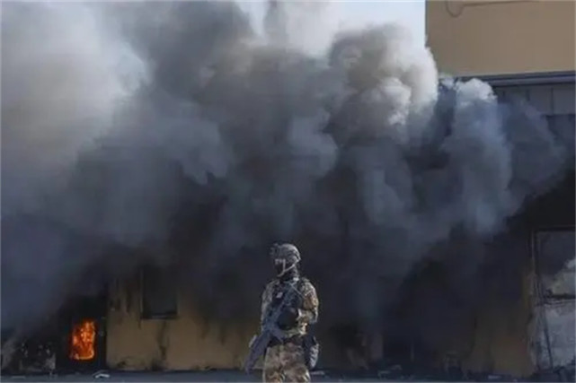 一聲巨響！美國駐伊拉克大使館凌晨遭轟炸，美軍措手不及-圖1