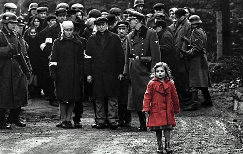 德國士兵處決猶太小女孩時，他突然說：不！她可以做小口徑炮彈！-圖1
