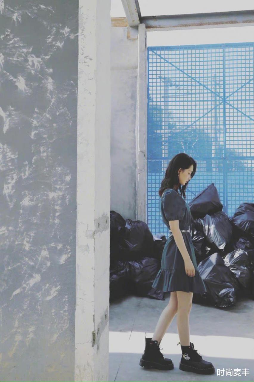 李沁垃圾堆旁拍寫真，黑色連衣裙輪廓精致，穿出女團風-圖1