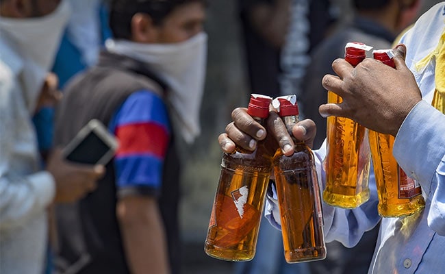 印度假酒事件已致16人死亡 警方逮捕5人-圖1
