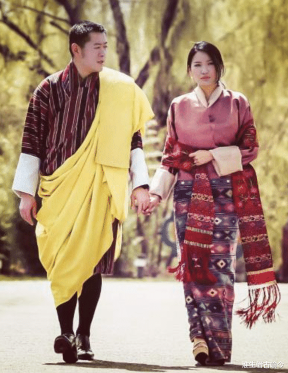 21歲不丹王後出訪日本：粉嫩和服讓國王心醉，穿正黃色贏瞭紀子妃-圖1