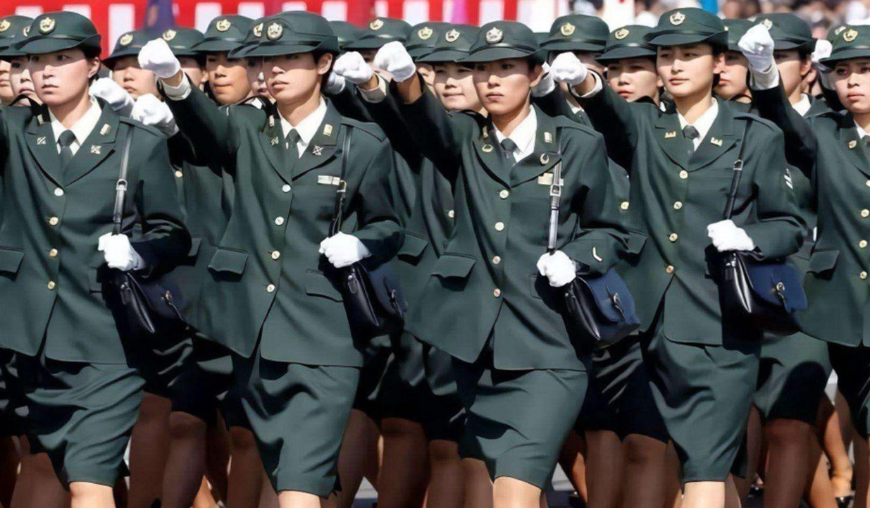 日本閱兵儀式上，自衛隊女兵為何帶著小挎包？裡面裝著什麼？-圖1