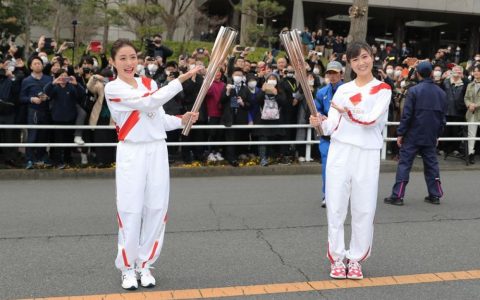 大批日本民眾要求取消奧運會，中國代表團到達東京後，中方表態瞭