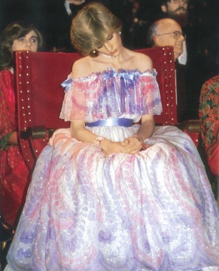 戴安娜20歲懷上威廉，穿著粉藍色的公主裙睡著，像落入凡間的精靈-圖1