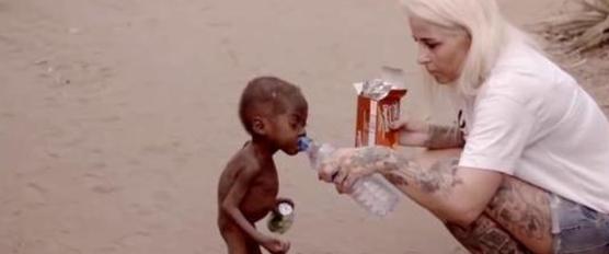 非洲“皮包骨男孩”討水讓人淚目，被美女遊客收養，現在過得好嗎-圖1