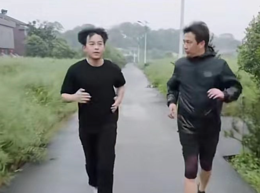 48歲黃磊被質疑是“偽自律”？每天堅持跑步5公裡，依舊還是很胖-圖1