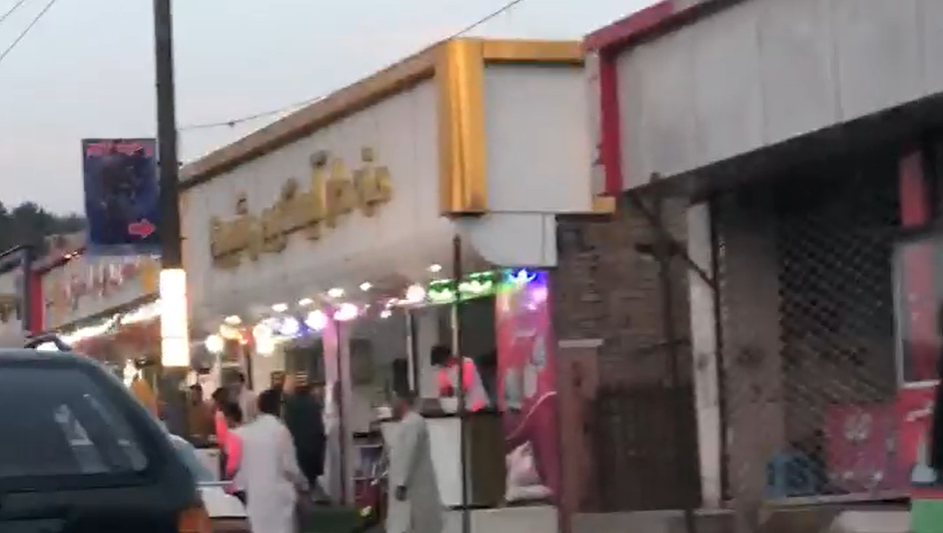 坐碰碰車、健身後,塔利班士兵又被拍到在喀佈爾街頭吃冰淇淋,有網友聯想到拜登……-圖1
