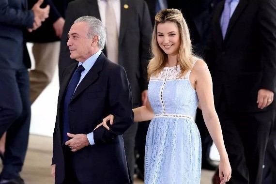 巴西前第一夫人：憑借美貌嫁大43歲總統，帶著母親和妹妹揮霍無度-圖1