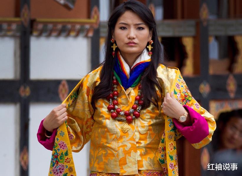 不丹王後霸氣現身，代替國王坐在C位，身穿金色禮服似“龍袍”-圖1