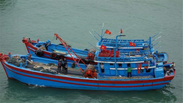 南部海域爆發激烈對峙！上千艘越南漁船圍堵鉆井，大批艦機出動-圖1