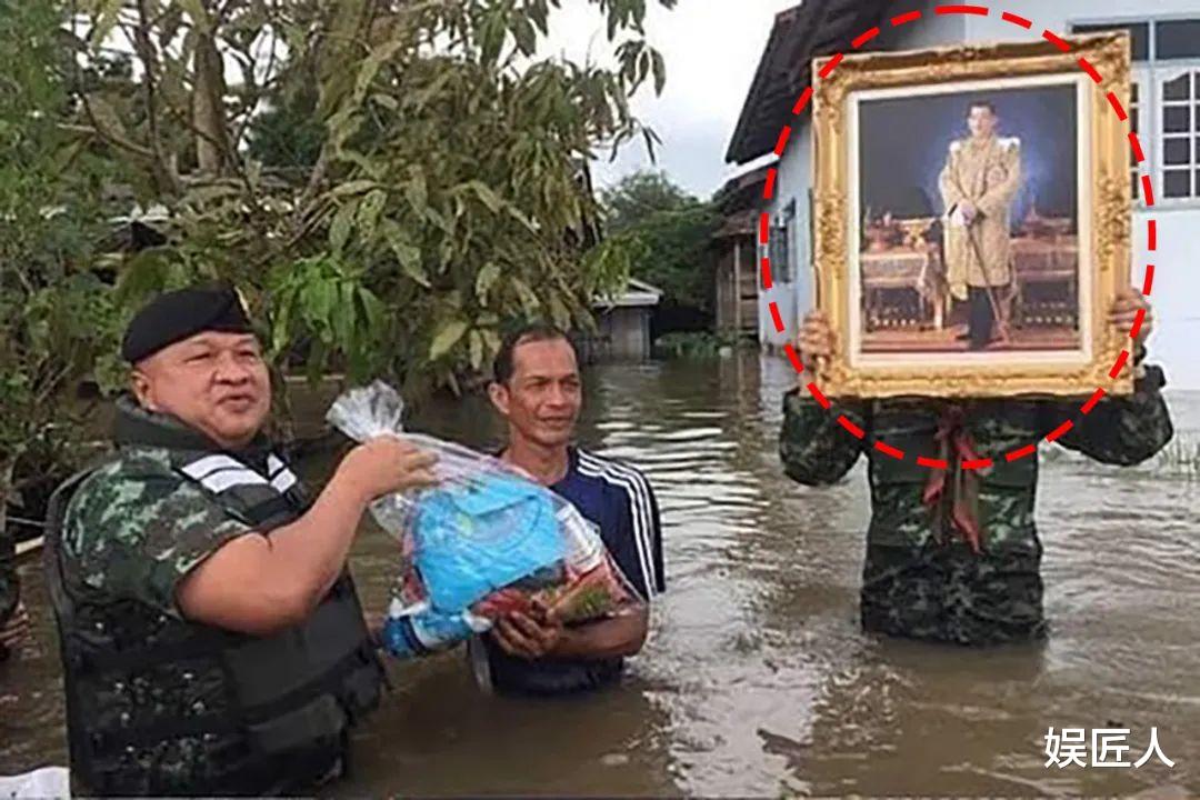 泰王救災太“作秀”，讓百姓站洪水中拍照，高舉瑪哈的照片真諷刺-圖1