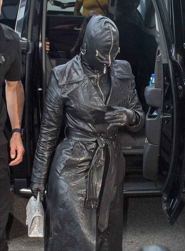 金卡戴珊新造型太拉風啦！一身黑色皮衣，還戴著黑色皮面具太酷瞭-圖1