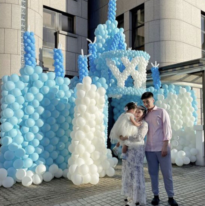 何超盈為女兒慶生，與小8歲老公搭建瞭一個氣球藍色城堡-圖1