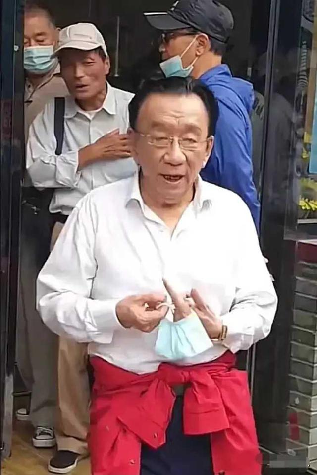 75歲侯耀華穿“小紅裙”被路人偶遇：這不是何雲偉師傅嗎？-圖1