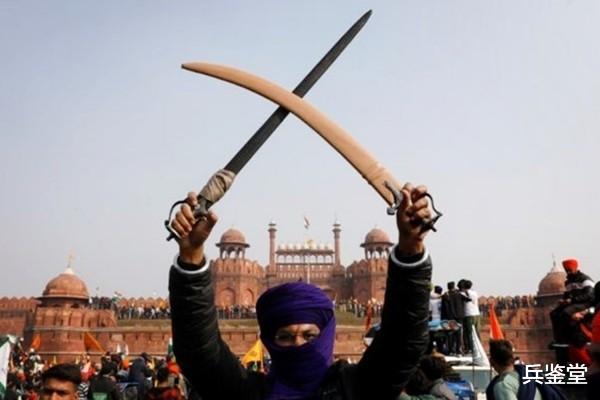 印度血腥鎮壓農民抗議，手和腿直接砍掉，掛屍體的地方令農民憤慨-圖1