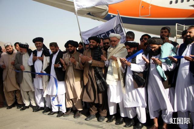 阿富汗松子出口中國，塔利班官員統一穿皮鞋送機，齊刷刷站一排-圖1