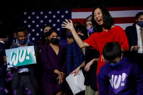 36歲華裔女性當選美國市長：穿一身紅裙宣佈獲勝 笑容滿面-圖1