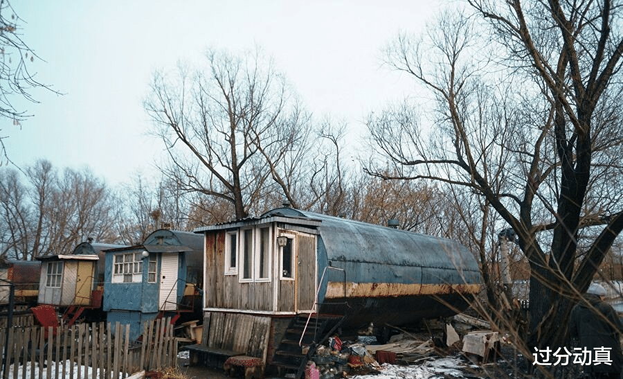 俄羅斯老婦在鐵桶裡生活35年，沒水沒電沒暖氣，稱住這比養老院強-圖1